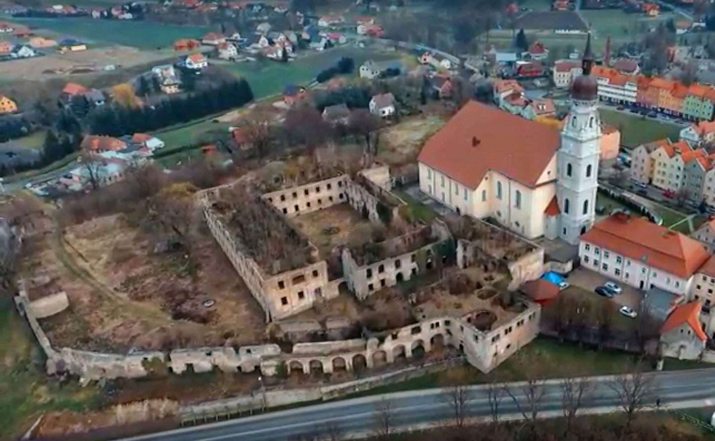 ruiny klasztoru Magdalenek w Nowogrodźcu